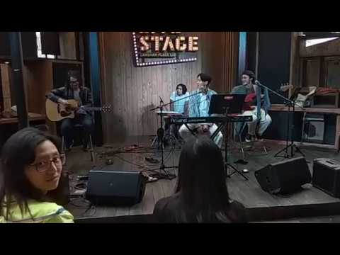 精采的 ( 新進樂隊 Charming Way ) 。 旺角區的 ( 朗豪坊商場 12 樓 ) , 每個週末 ， 都有新進的 ( 樂隊 ， 歌手 ) 表演 。 VID 20181117 154155