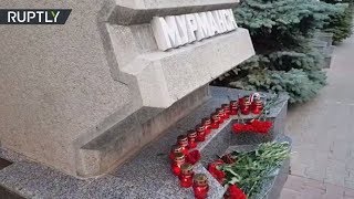 Видео: В Севастополе люди возлагают цветы к стеле «Мурманск» в память о погибших моряках-подводниках