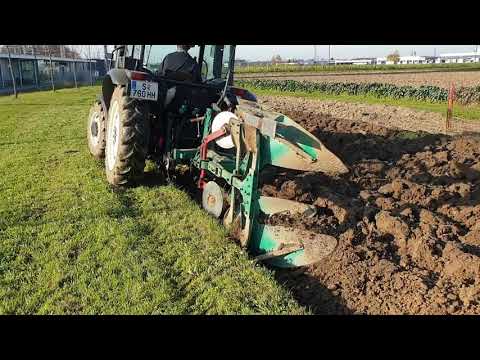 Unser Boden - Gemüseacker umpflügen