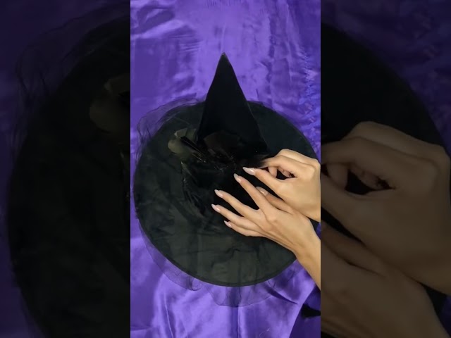 Vídeo relacionado con 2 Piezas Disfraz Halloween, Capa Mago, Capa Bruja, Capa Estrella, Sombrero Mágico con Traje Sombrero(Negro, Morado)