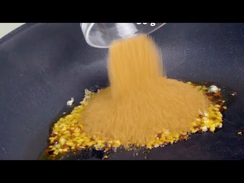 Erst sieht es aus wie ein normaler Teig, dann fliegt das Huhn rein