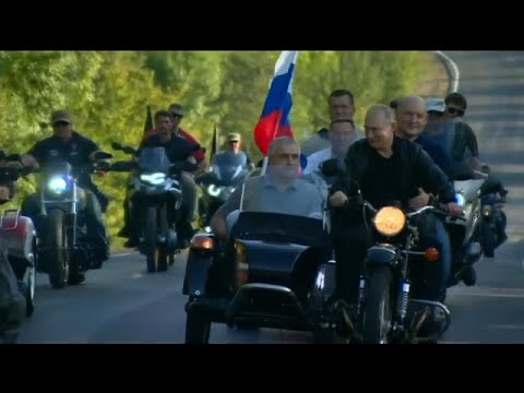 شاهد فلاديمير بوتين يقود دراجة نارية في شبه جزرة القرم خلال مهرجان ذئاب الليل…