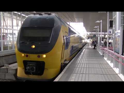 NS VIRM 8646 vertrekt van station Leiden Centraal