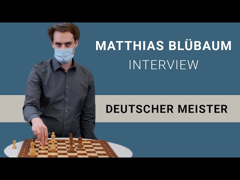 Der Deutsche Meister Matthias Blübaum analysiert sein Endspiel gegen Zahar Efimenko