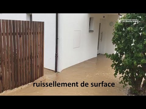 Ruissellement de surface - l'eau s'écoule vers un bâtiment