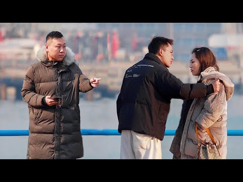 女孩因和陌生男性說話被男友責罵，路人將她護在身後