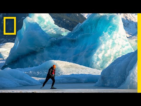 סרטון המתעד מחליקים על הקרח במרחבים הפתוחים של אלסקה