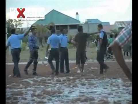Attack to Maldivian Police by MDP thugs (English Report).flv