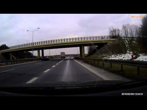 Autostrada A4 - zjazd na Opole/Nysę - pies wbiega pod koła