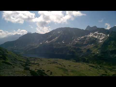 Jeden z Pięciu Stawów i widok na dolinę