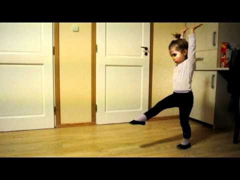 CARTWHEEL AT 4 YEARS OLD  ; ROATA TIGANULUI :) La 4 ani :)