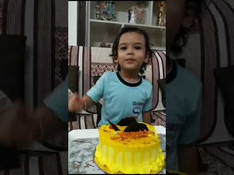 apne papa k birthday ka cake Swastik ji kaat rhai hain 😄😄😘 ab inko kon mana Karega bhai 😄😄😘😘😘❤️❤️❤️