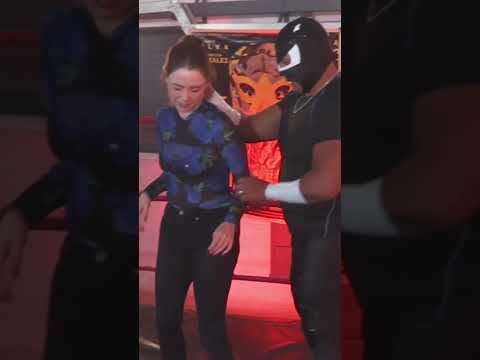 A Maryfer Centeno le hicieron no una... sino dos llaves de lucha libre