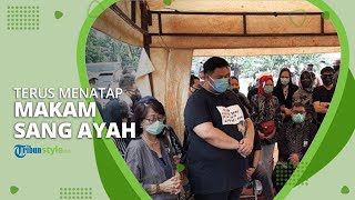 Ivan Gunawan Terlihat Tegar dan Terus Menatap Makam Ayahnya Selama Proses Pemakaman Berlangsung