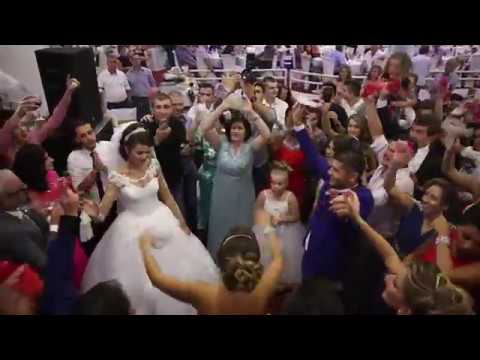 Kenga e familjes ne dasmen me te bukur, shikone cfare atmosfere krijon nusja me familjaret