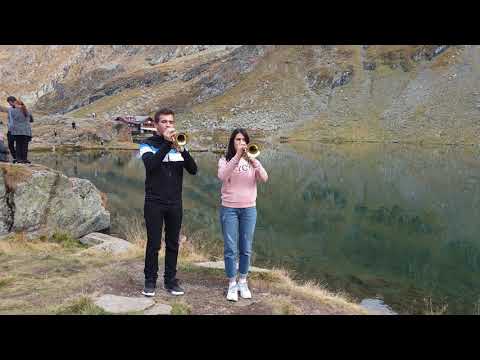 Vesel salta clocoteste - Ema & David Radoi