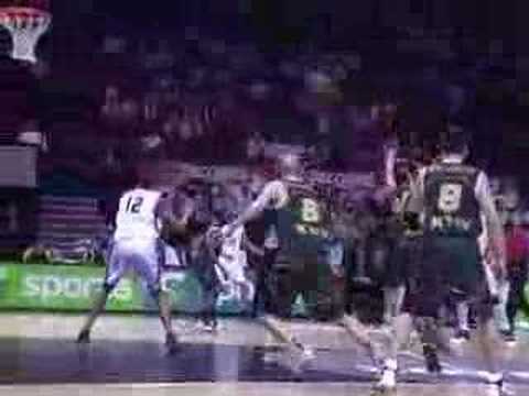 24 19-02-08 BCO-Kiev - Chuck Davis van onder de korf.mpg