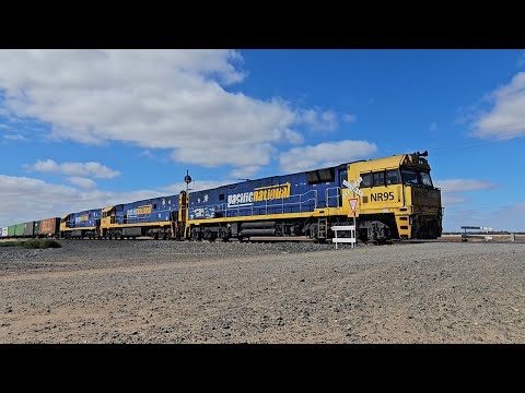 2MP5 PN down "Linfox Express #2" (NRs 95 1 78, 102P), Melbourne to Perth, 1017, 23/12/25, Murtoa VIC