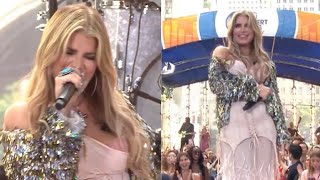 Jessica Simpson&#39;s Wardrobe Malfunction During Comeback Performance