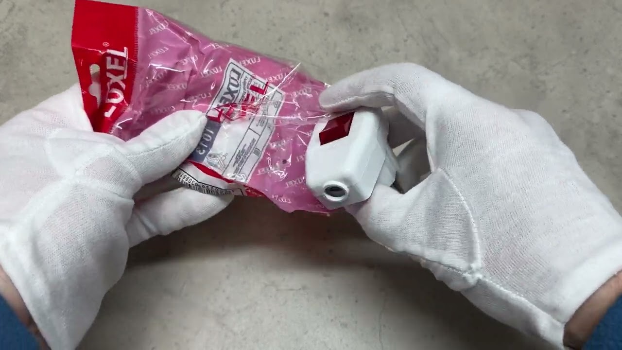 Вилка с заземлением LUXEL 1035 + кнопка красная