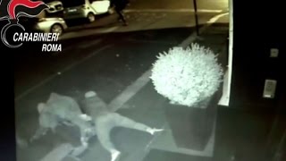 Turista rapinato vicino Termini, arancia in bocca per non urlare