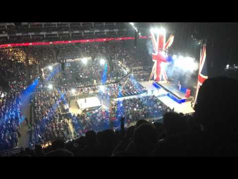 Roman Reigns gets a warm welcome from London (WWE Raw, 18/04/16) Video