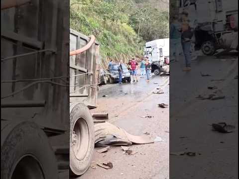 Colisão entre caminhões e carro mobiliza equipes na BR-262 em Manhuaçu