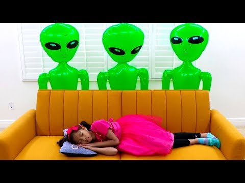 Wendy & Alex Pretend Play with Green UFO Aliens from Outer Space