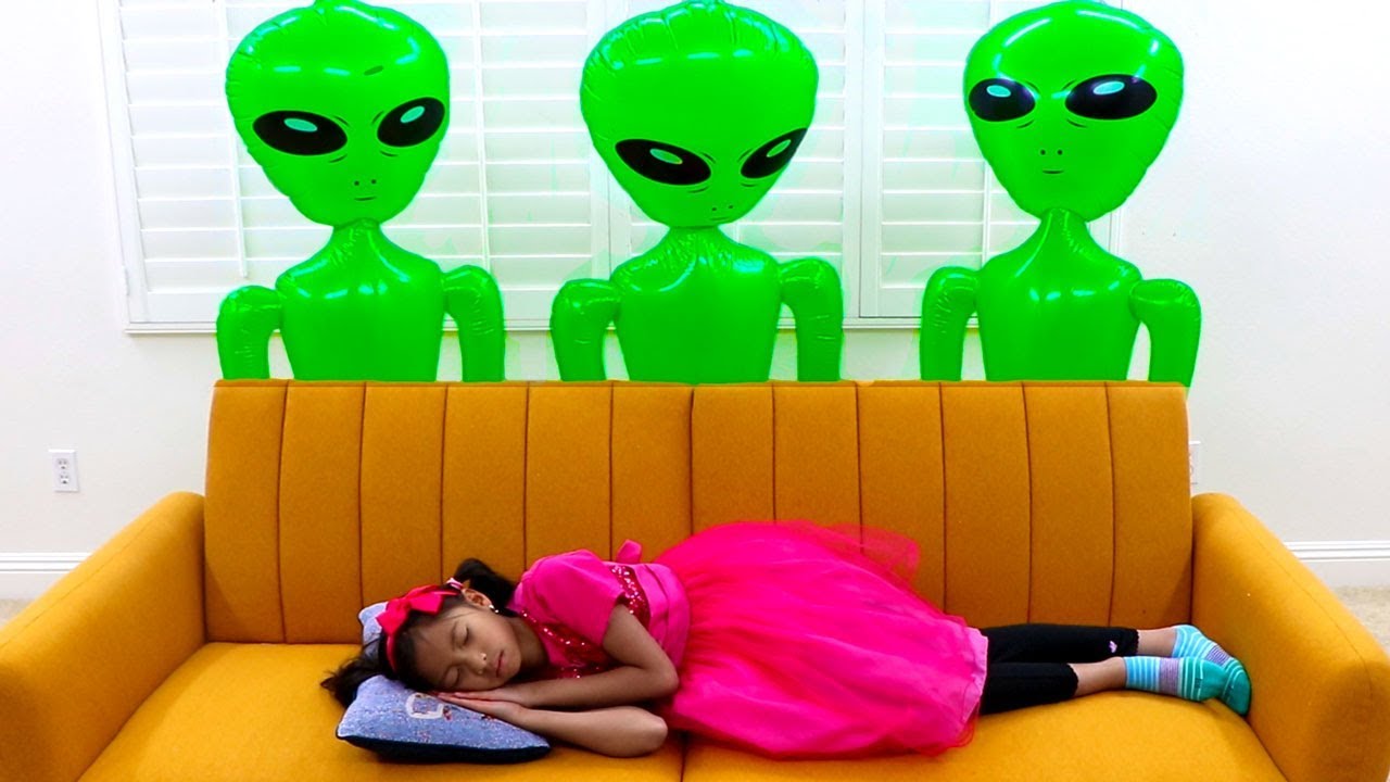 Wendy & Alex Pretend Play with Green UFO Aliens from Outer Space