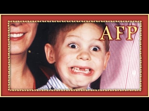 Awkward Family Photos - The Family Portrait Episode