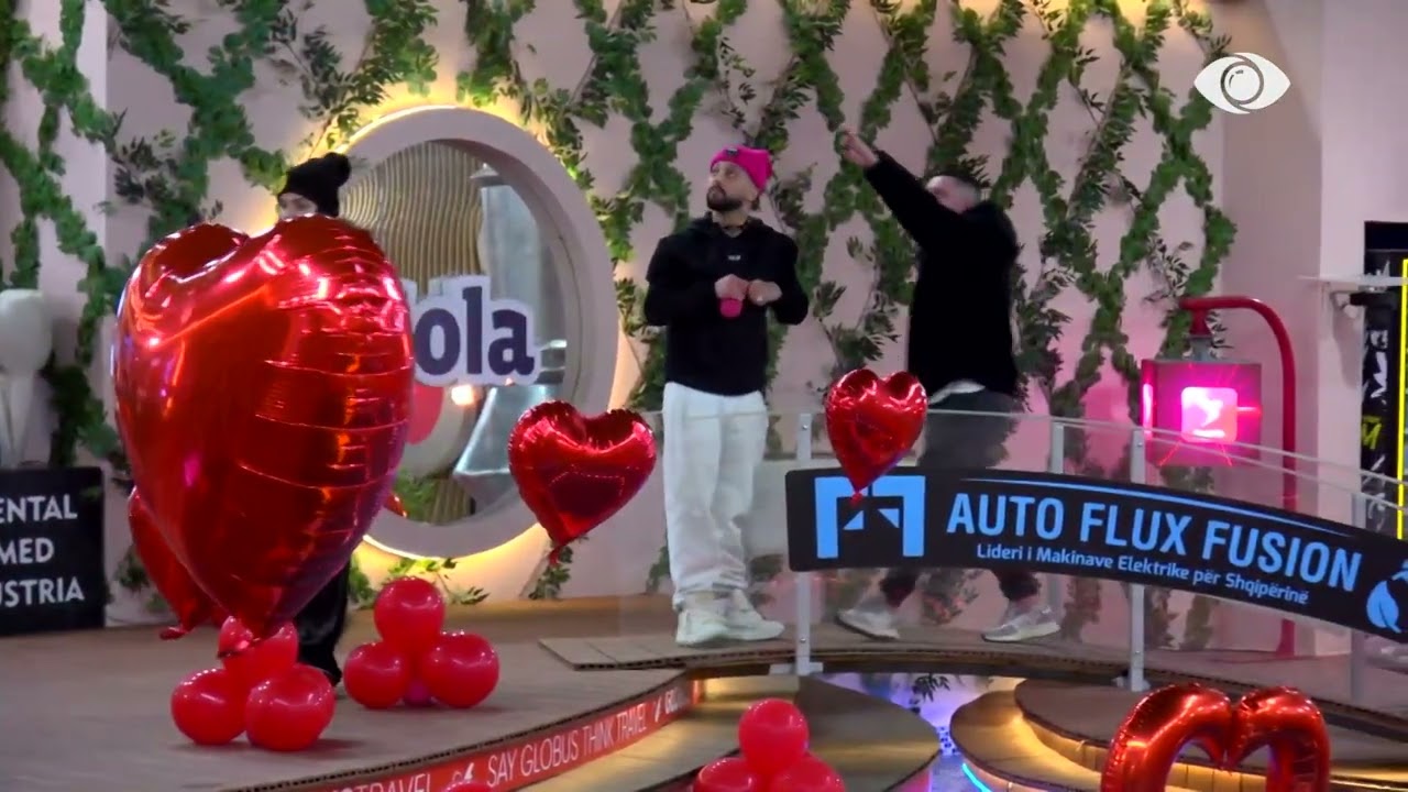 Urime Shën Valentinin/ Gjesti lëshon tullumbacat në formë zemre