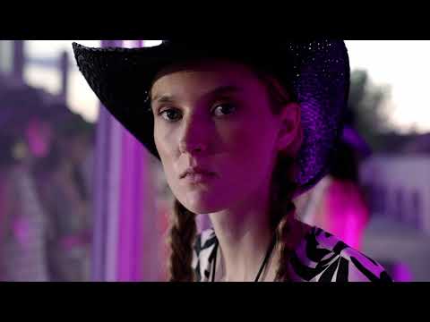 Lola Casademunt by Maite en la 080 Barcelona Fashion Octubre 2021