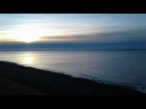 Выход солнца над море, спокойное Чёрное море зимним утром в Крыму  8 утра