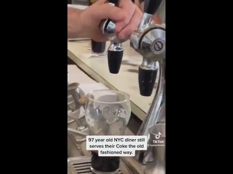 Este restaurante de 97 años sigue sirviendo la Coca-Cola a la antigua usanza