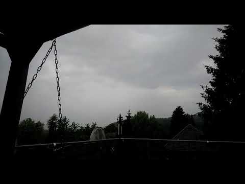 Heftiger Blitz mit sehr lautem Naheinschlag