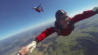 Skydive Sprung über unserem Platz
