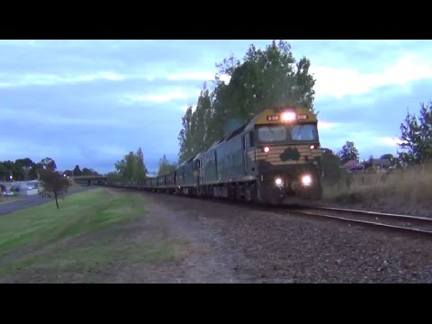 G519 G538 leading a empty grain train up the grade out of Hamilton.