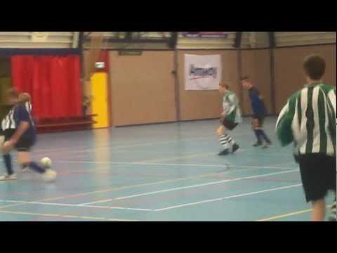 Tricht B1 scoort de winnende tegen MVV'58 B1 tijdens het GGZT 2012