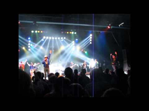 Johnny Den Artiest - Ze willen allemaal den Johnny zijn (live)