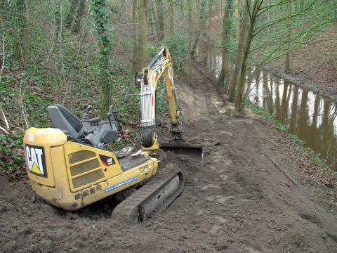 Van de Klundert maakt een voetpad langs oever van de Zoom