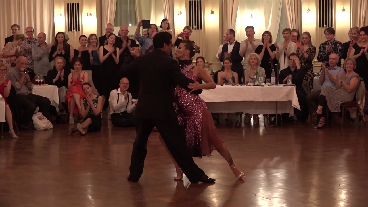 Video thumbnail for Mariana Montes & Sebastián Arce - A los Amigos