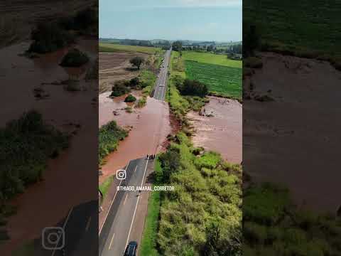 🚨 Açude rompe em propriedade rural, entre Fartura e Taguaí, provocando uma inundação na rodovia.