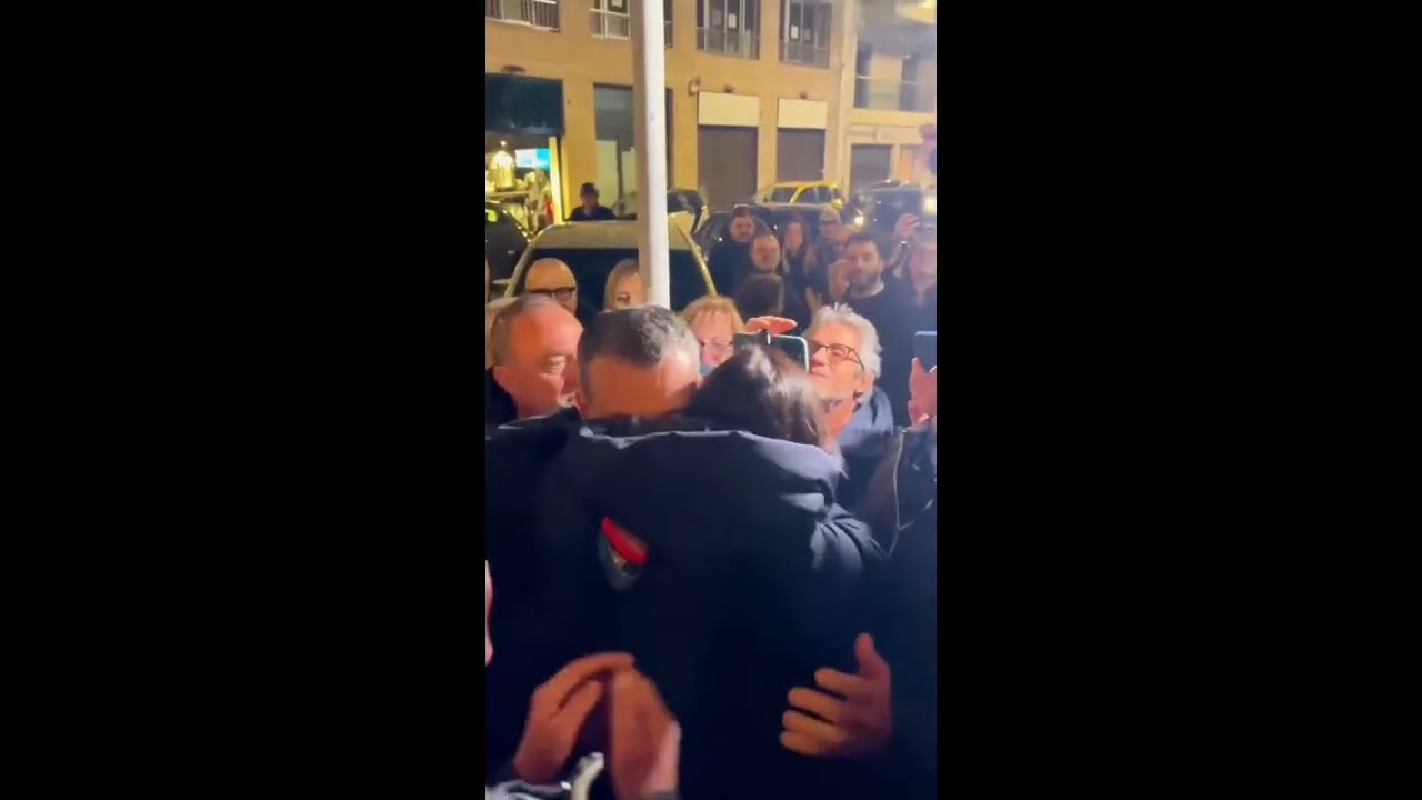 L’ABBRACCIO TRA SCHLEIN E DECARO