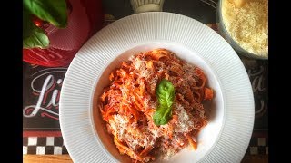 Makaron z włoskim sosem pomidorowym - Mateusz Oleksa | Dziecinnie proste!