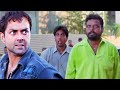 लड़की पर पथर फेकने वाले गुंडों को सिखा