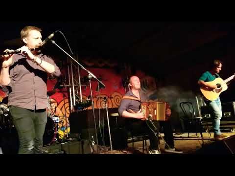 Le trio Sylvain Barou à la flûte, Fred Guichen à l'accordéon, Erwan Moal à la guitare