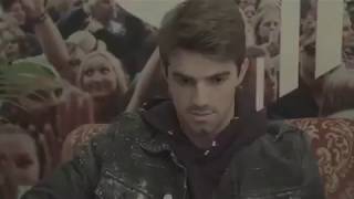 Joakim Lundell Visar sin kopia till Chainsmokers!