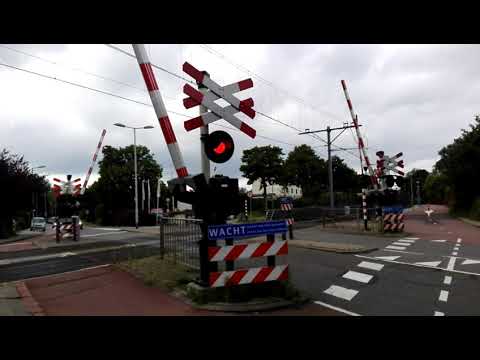 RET metrolijn E passeert spoorbomen Kleiweg