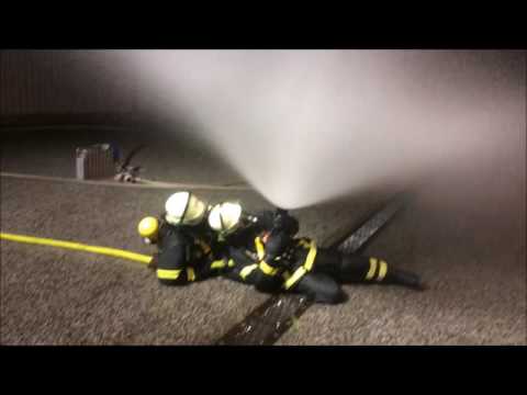 Hohlstrahlrohrtraining Flammenabwehrreaktion