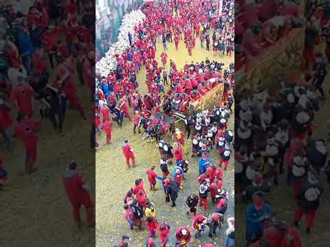 Battaglia arance in piazza città 2 marzo - Carnevale Ivrea 2025 **LIVE**